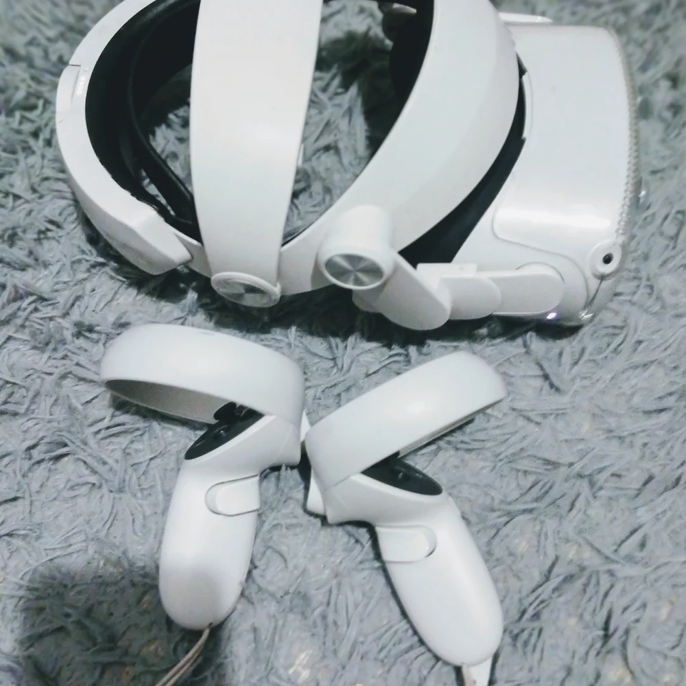 White VR Console with Adjustable Head Straps and Lens Covers
